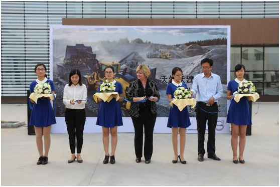 At the unveiling ceremony of the L180H loader, the guests participated extensively in the explanation of the L180H loader and the test ride.